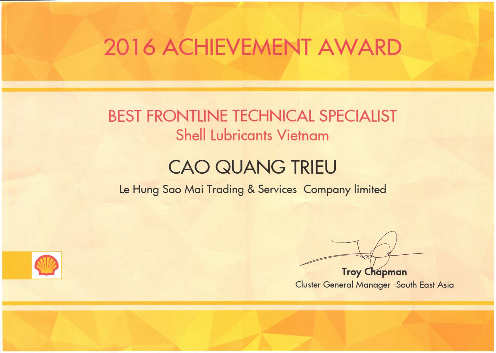 Bằng Khen Chuyên Viên Kỹ Thuật Xuất Sắc Nhất dành cho Ông Cao Quang Triều do Tổng Giám Đốc Shell Đông Nam Á trao tặng Lê Hùng Sao Mai.