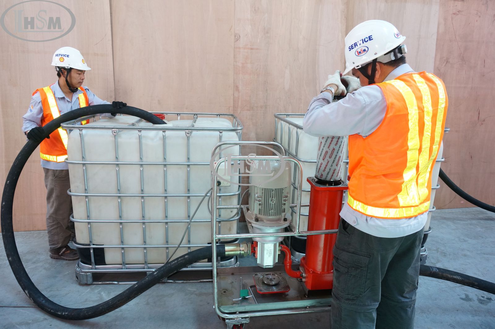 Đội ngũ kỹ thuật viên Lê Hùng Sao Mai triển khai lọc tạp chất nhớt thủy lực tại nhà máy bằng thiết bị lọc chuyên dụng.